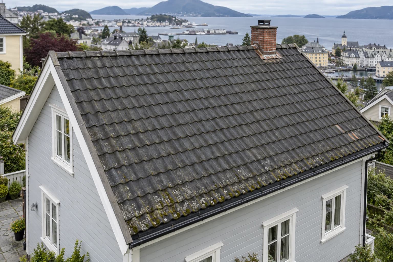 Illustrert eldre betongsteinstak i et kystmiljø inspirert av Ålesund