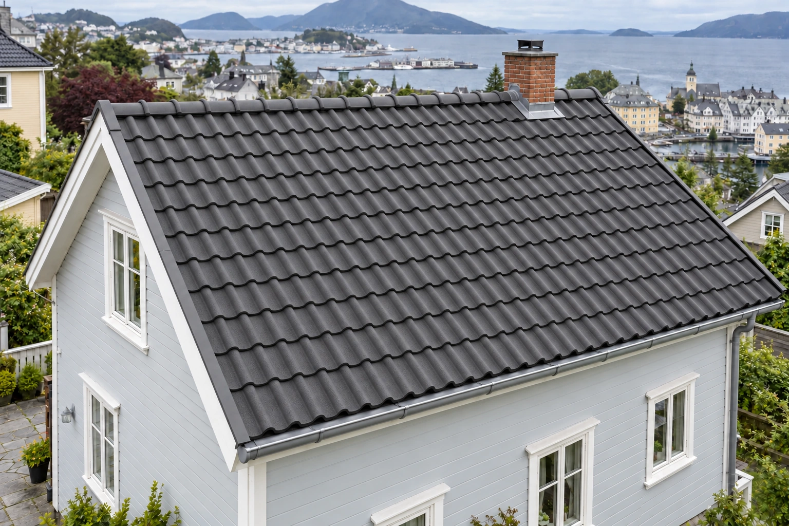 Enebolig med bølget betongstein. Mørk grå · dobbelkrum profil.