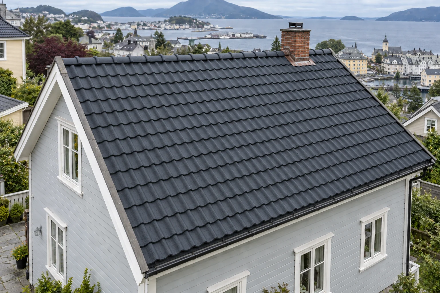 Eksisterende betongstein med en ny mørk overflatebehandling.